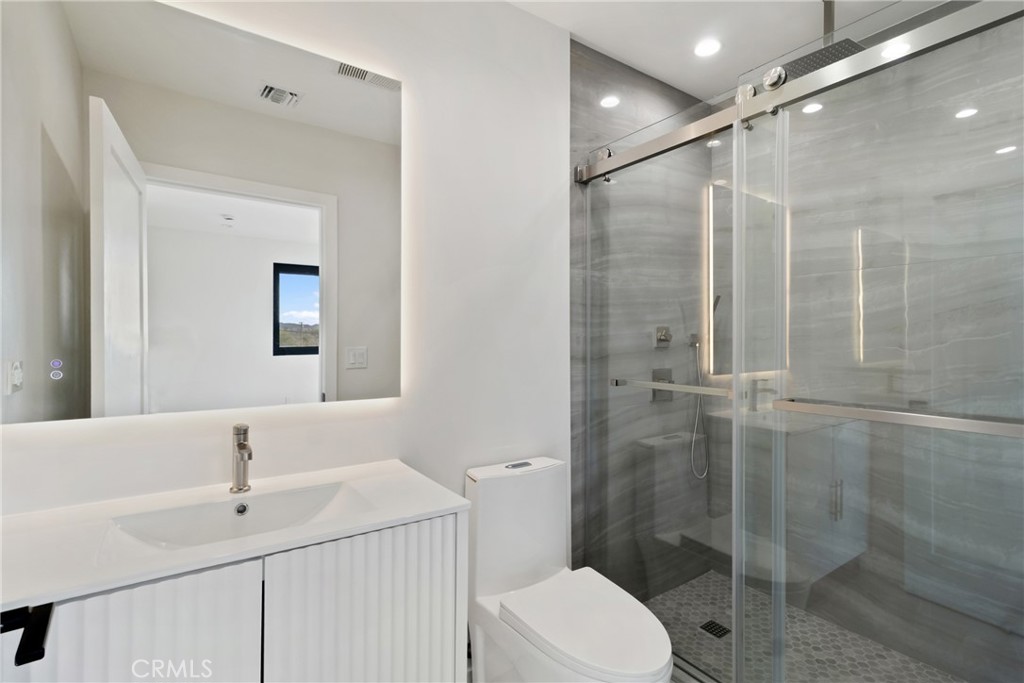 6830 N Lubao Avenue Property Photo 24