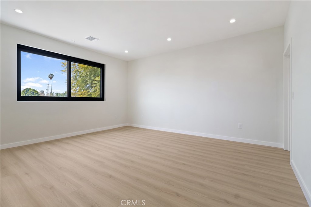 6830 N Lubao Avenue Property Photo 28
