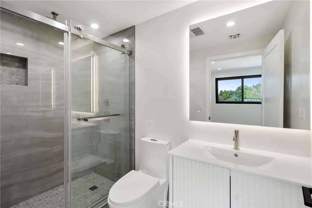 6830 N Lubao Avenue Property Photo 34