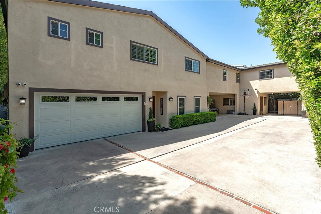 22702 Califa Street Property Photo 5