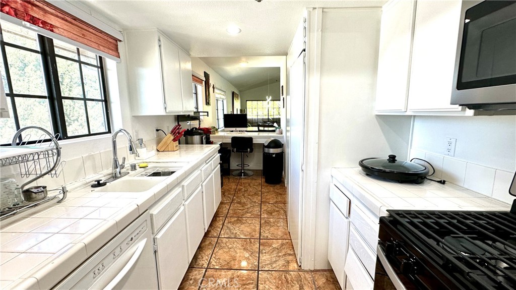6545 Reseda Boulevard 24 Property Photo 11