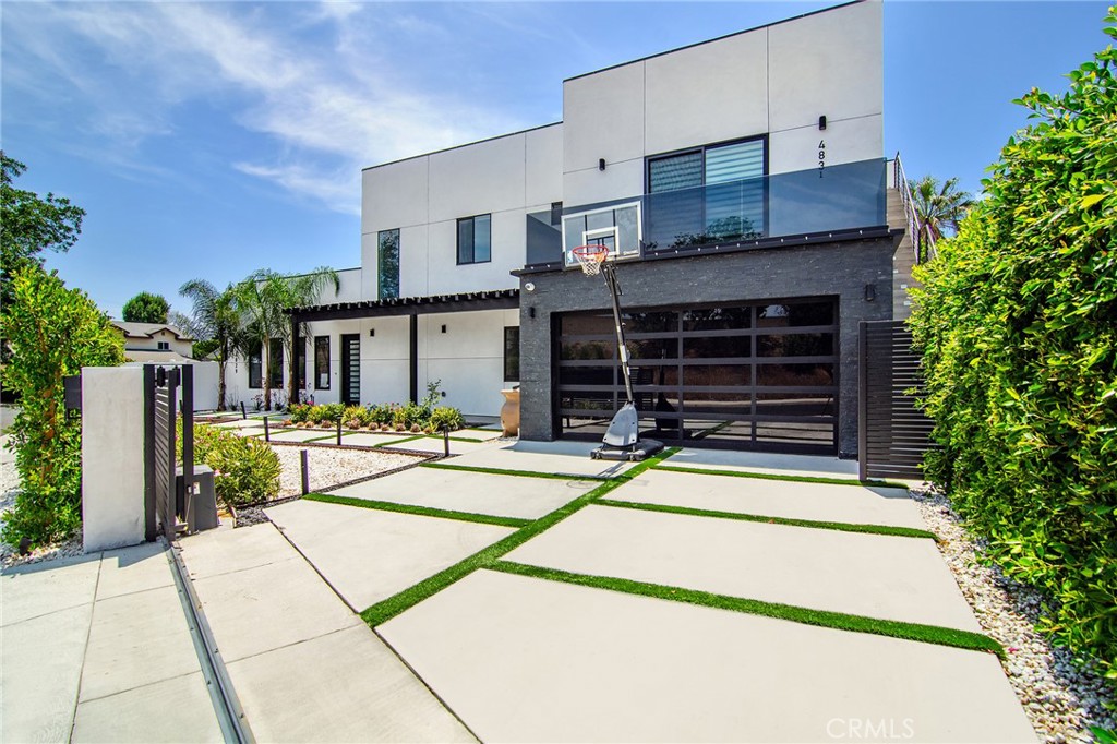 4829 Saloma Avenue Property Photo 1