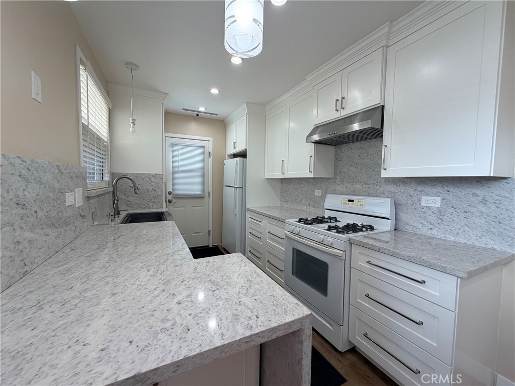 10971 Roscoe Property Photo 6