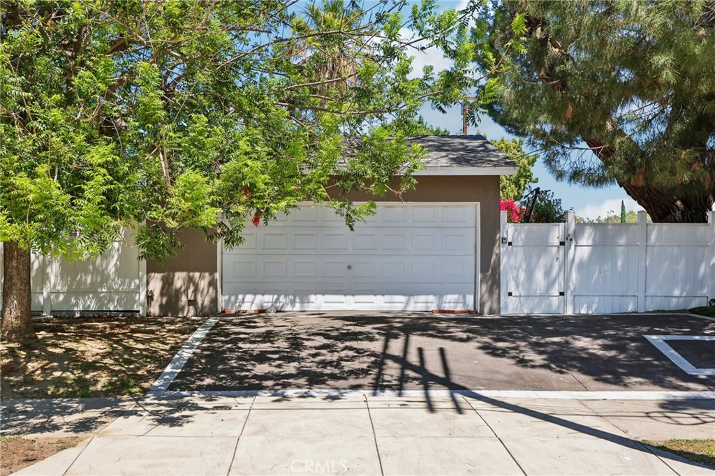 6616 Yolanda Avenue Property Photo 3