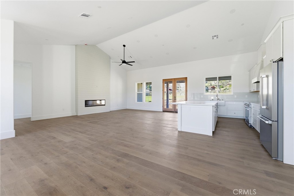 24401 Oaktree Court Property Photo 6