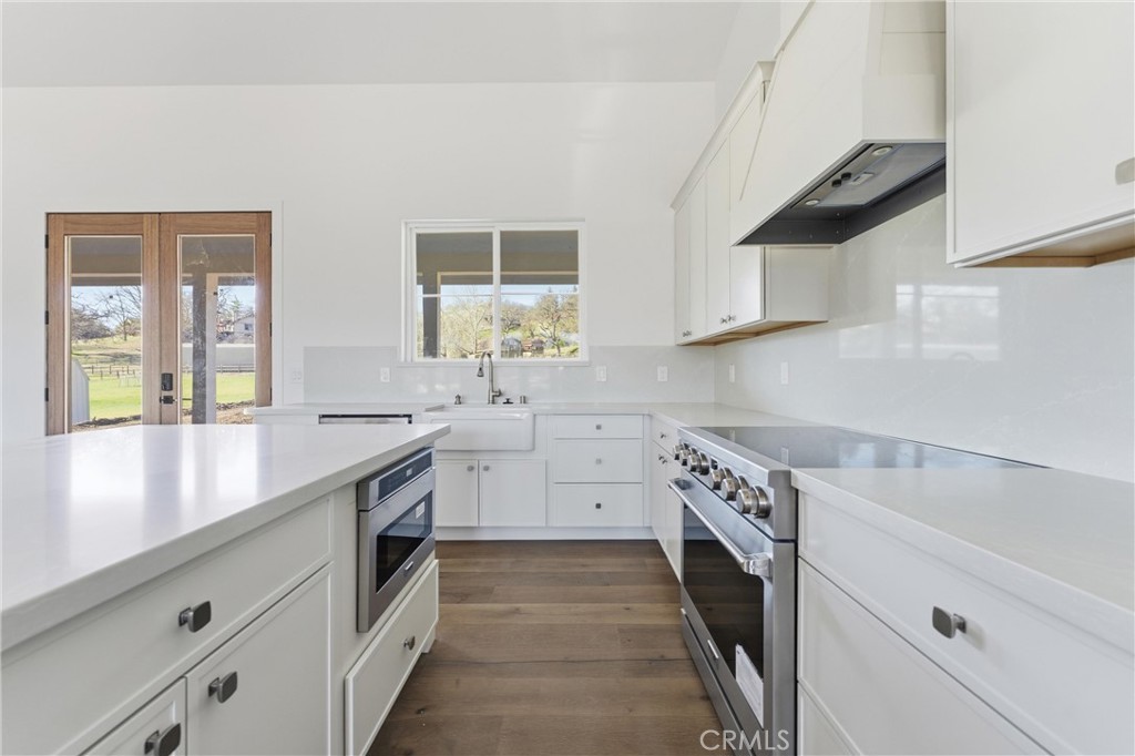 24401 Oaktree Court Property Photo 8
