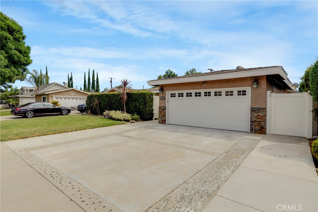 16512 Tupper Property Photo 4