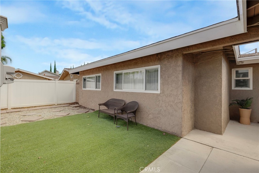 16512 Tupper Property Photo 5