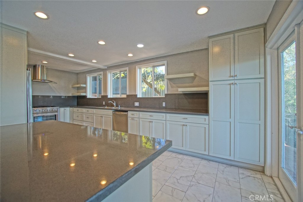 3915 Fredonia Drive Property Photo 8