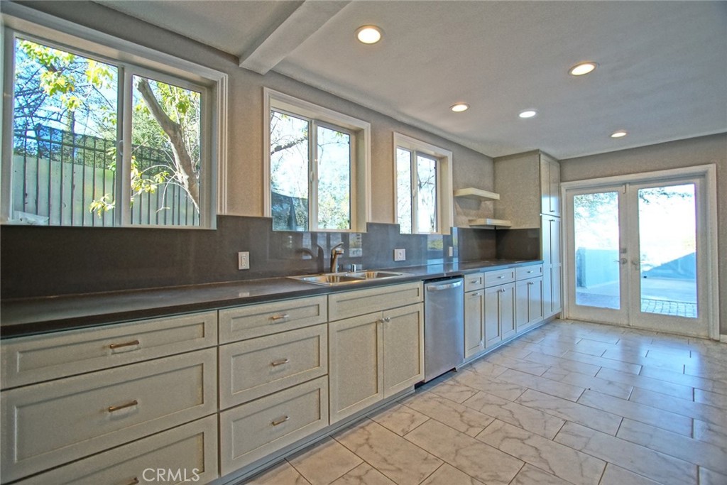 3915 Fredonia Drive Property Photo 16