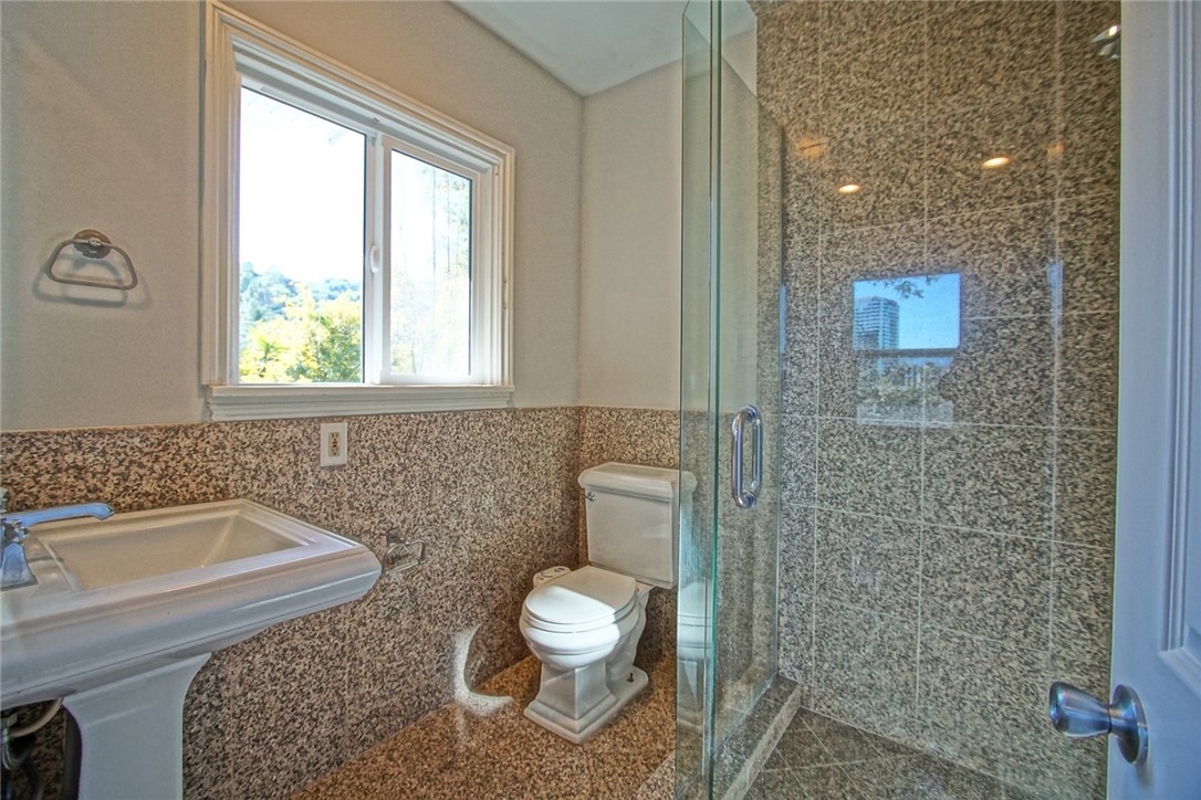 3915 Fredonia Drive Property Photo 25