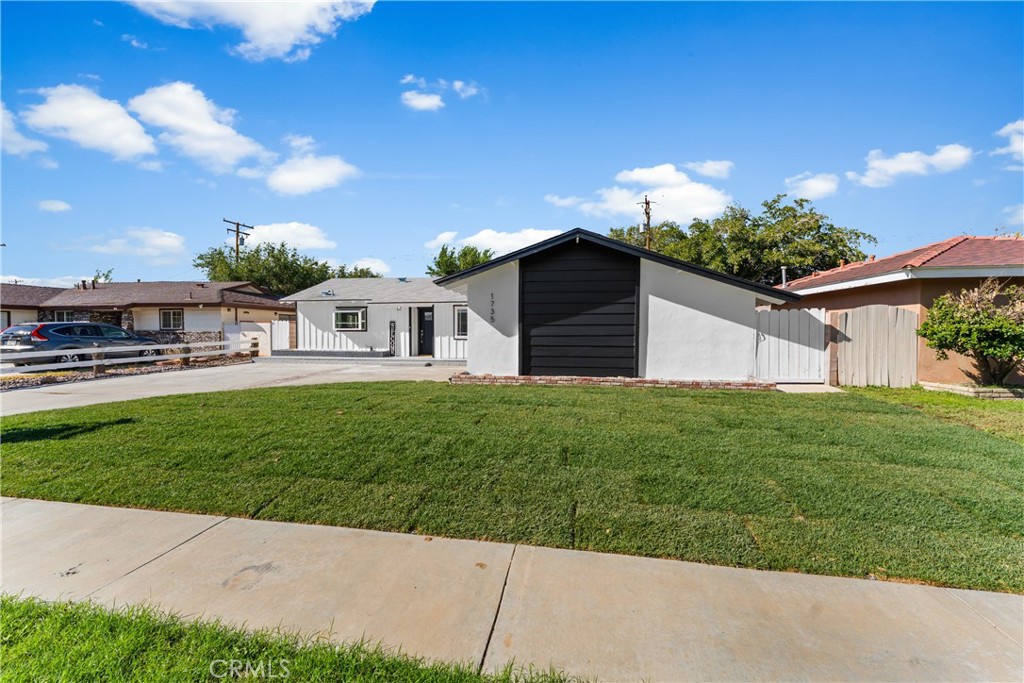 1735 W Jenner Street Property Photo 1