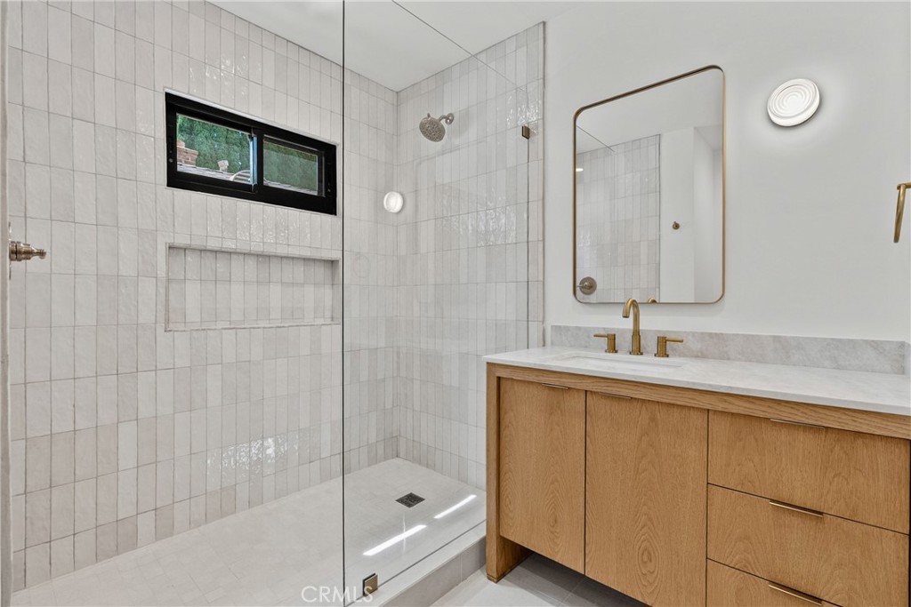 13636 Riverside Property Photo 7