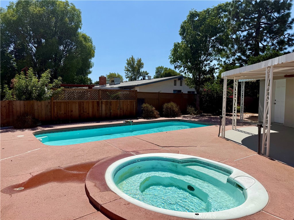 23900 Pentland Property Photo 4