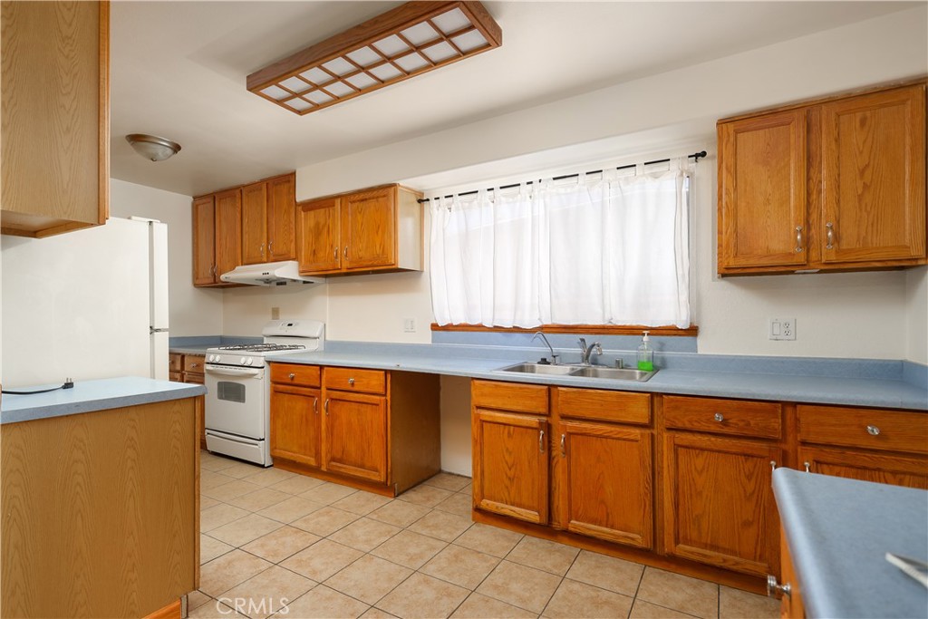 1050 W Avenue J13 Property Photo 7