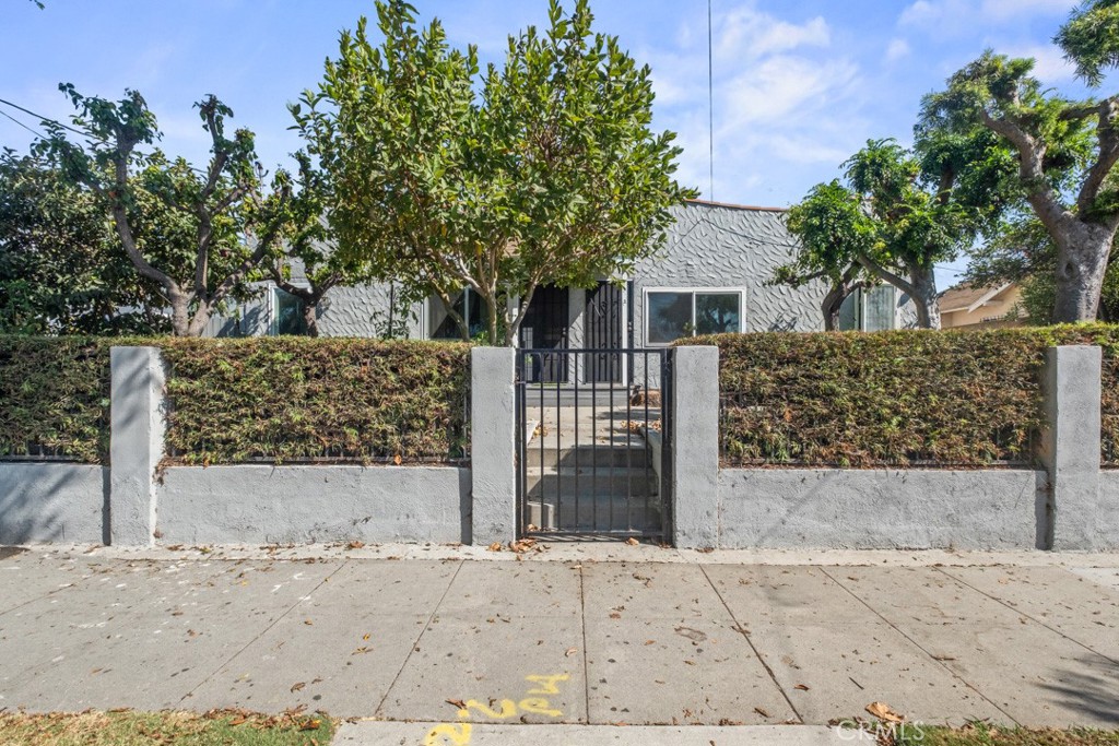 221 W Hillcrest Boulevard Property Photo 1