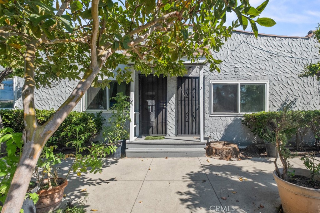 221 W Hillcrest Boulevard Property Photo 2