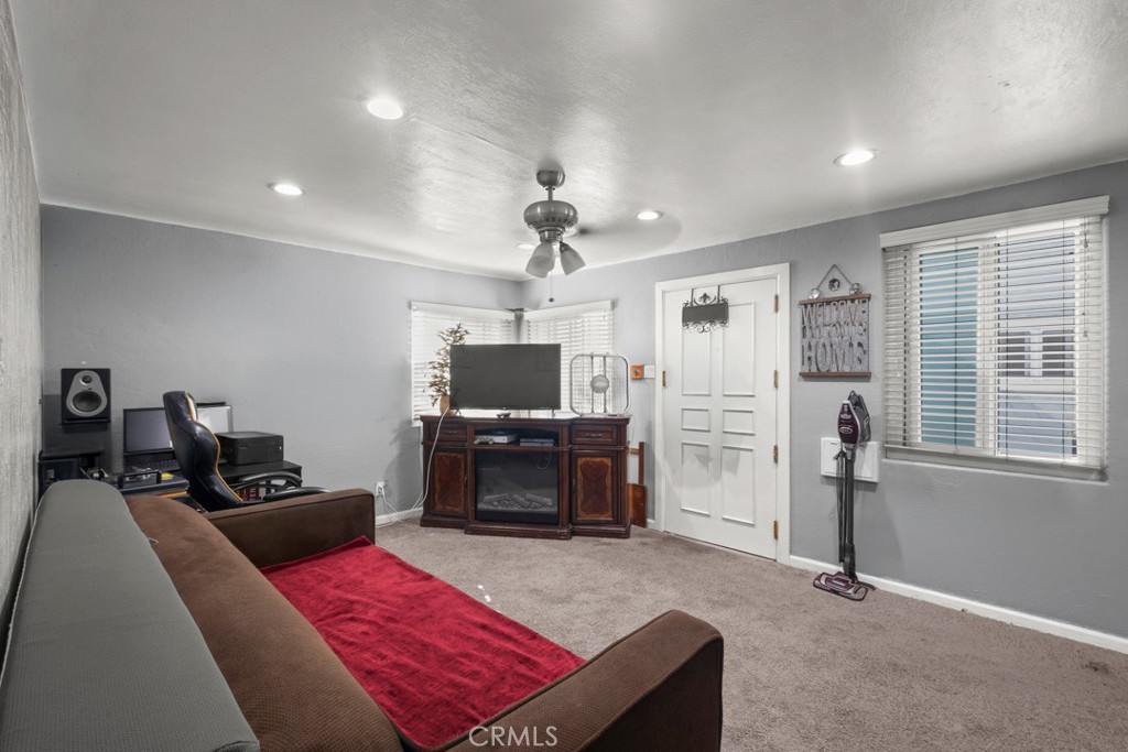 221 W Hillcrest Boulevard Property Photo 4