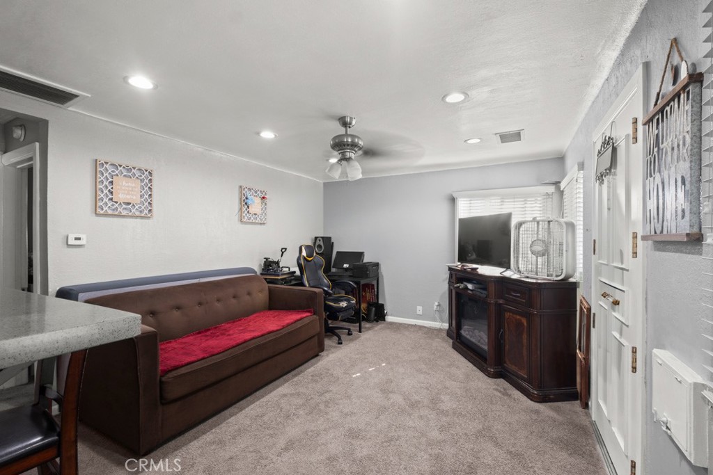 221 W Hillcrest Boulevard Property Photo 5