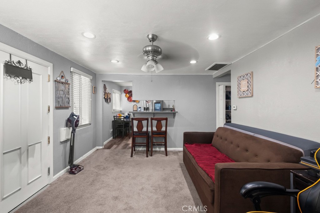 221 W Hillcrest Boulevard Property Photo 6
