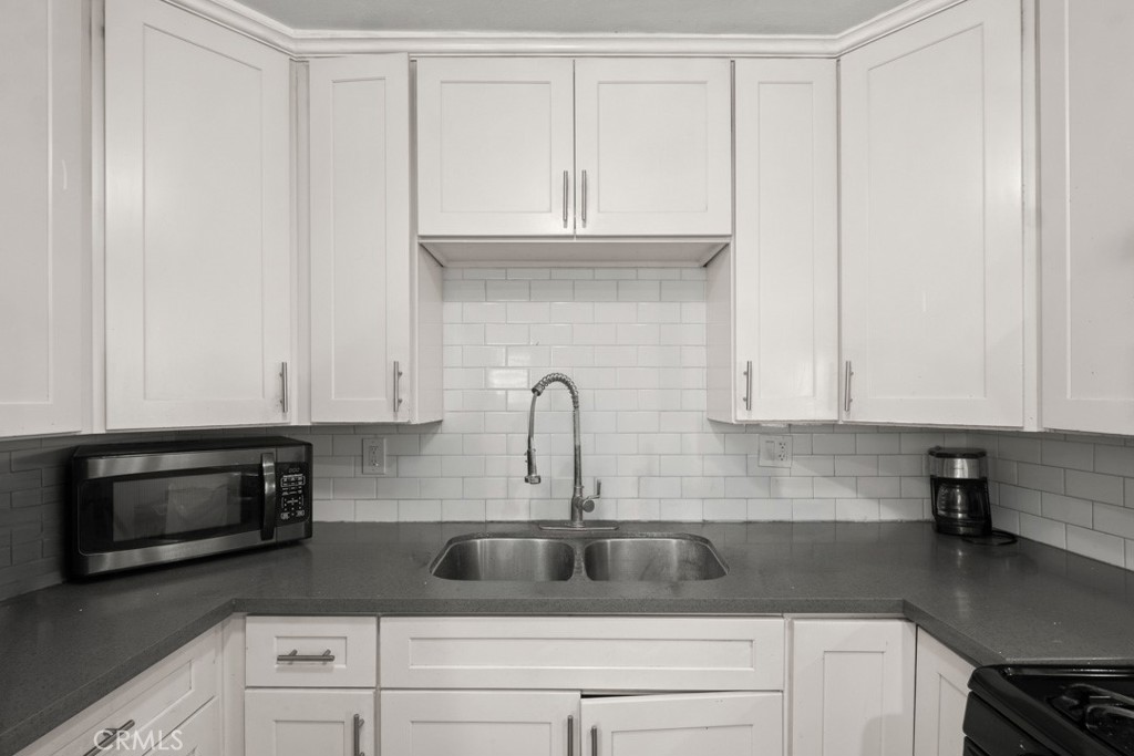 221 W Hillcrest Boulevard Property Photo 10