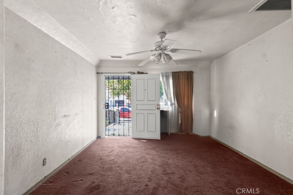221 W Hillcrest Boulevard Property Photo 15