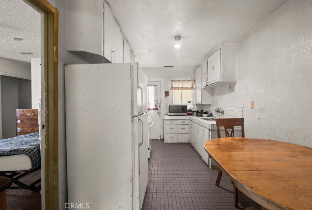 221 W Hillcrest Boulevard Property Photo 18