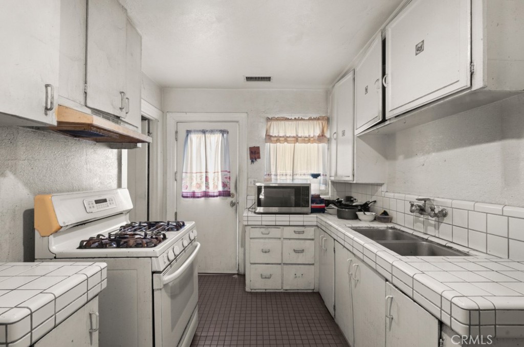 221 W Hillcrest Boulevard Property Photo 19