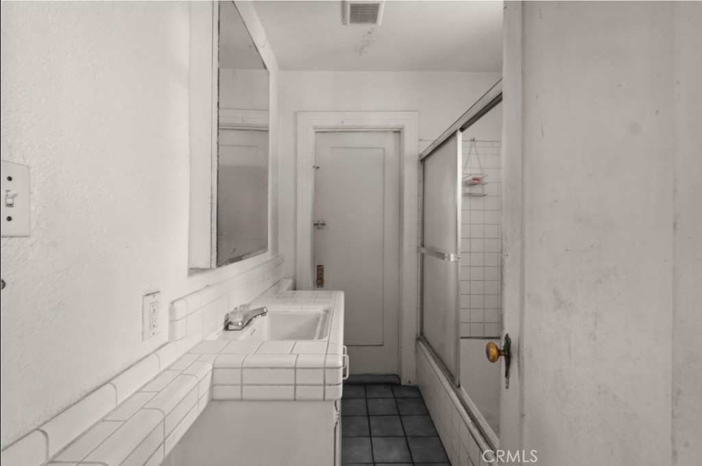 221 W Hillcrest Boulevard Property Photo 24