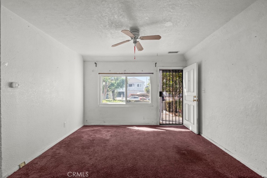 221 W Hillcrest Boulevard Property Photo 28