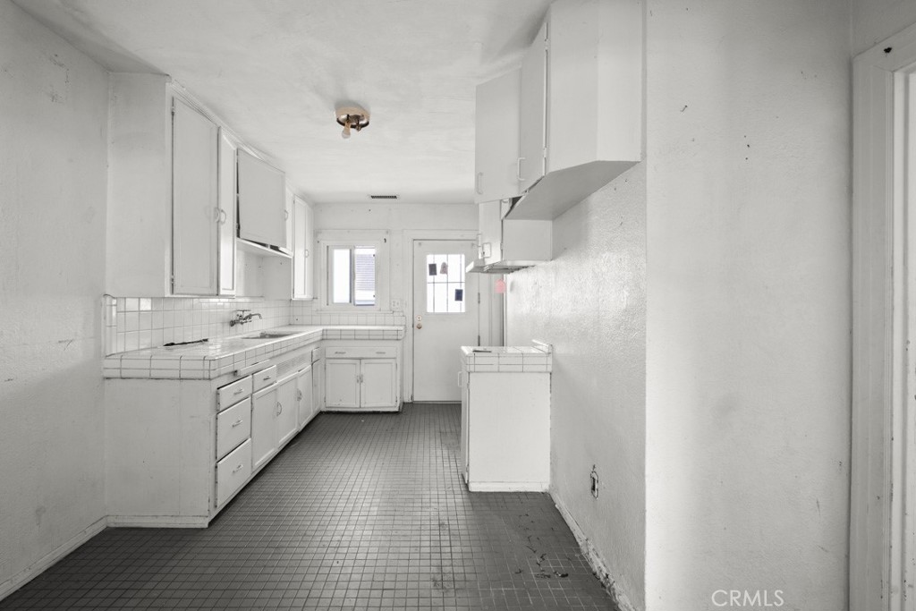 221 W Hillcrest Boulevard Property Photo 31
