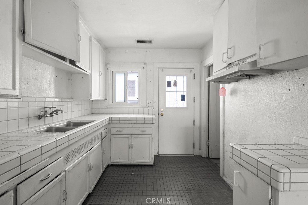 221 W Hillcrest Boulevard Property Photo 32