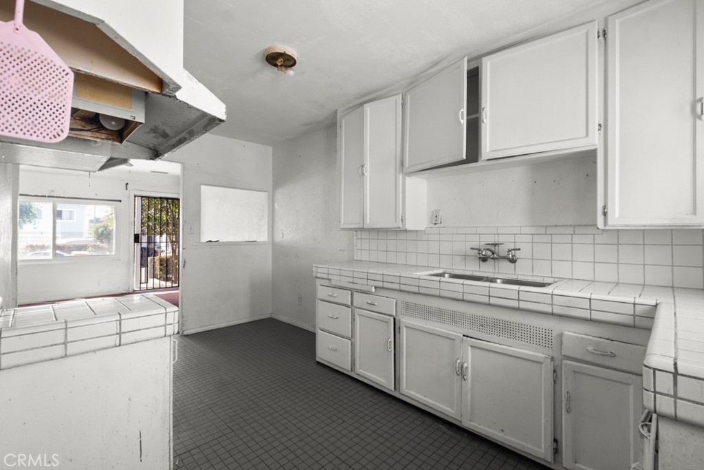 221 W Hillcrest Boulevard Property Photo 33