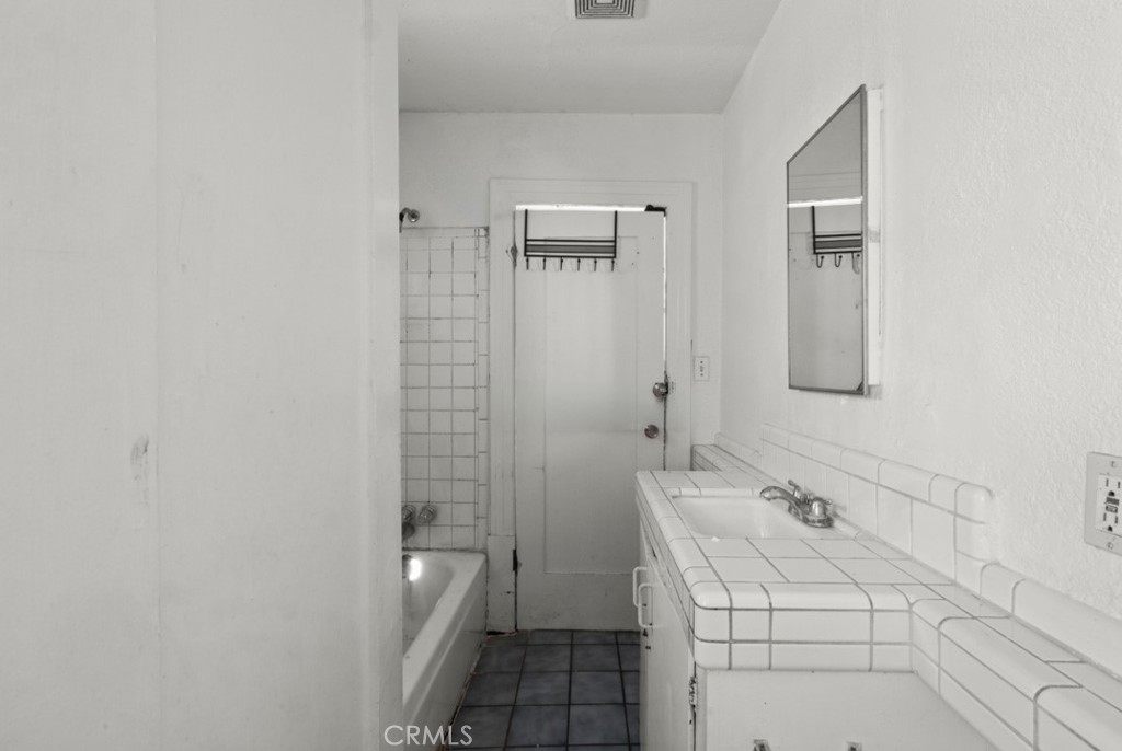 221 W Hillcrest Boulevard Property Photo 35