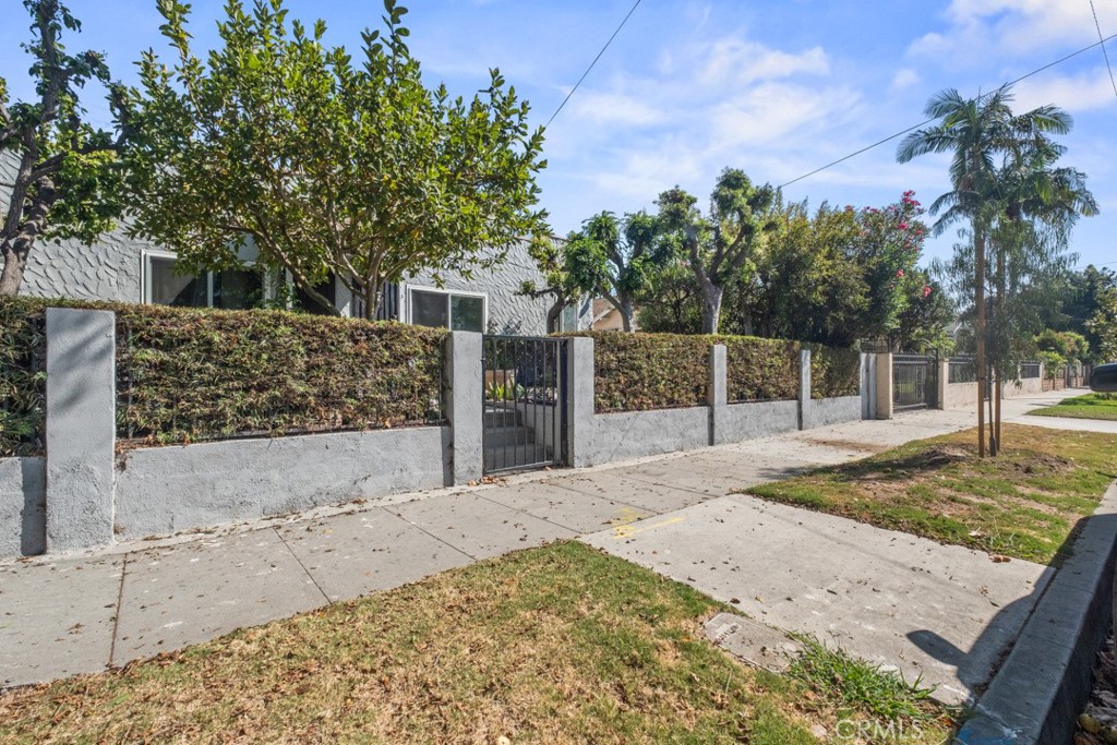 221 W Hillcrest Boulevard Property Photo 56