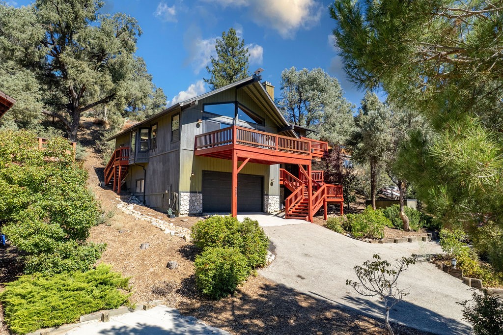 2421 Oakwood Court Property Photo 1