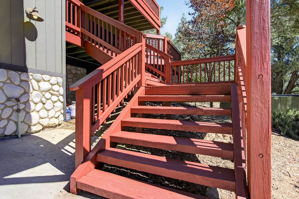 2421 Oakwood Court Property Photo 4