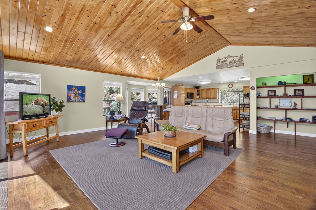 2421 Oakwood Court Property Photo 6