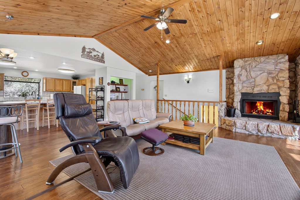 2421 Oakwood Court Property Photo 8