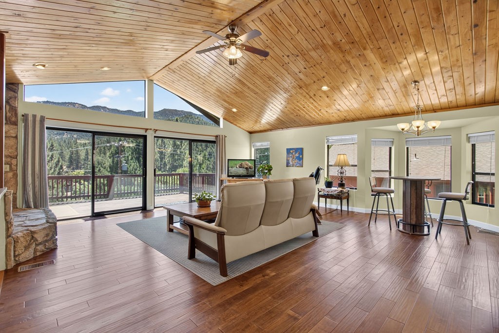 2421 Oakwood Court Property Photo 10