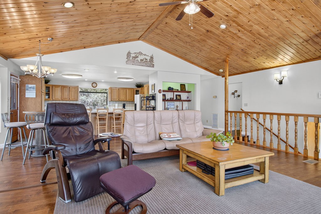 2421 Oakwood Court Property Photo 11