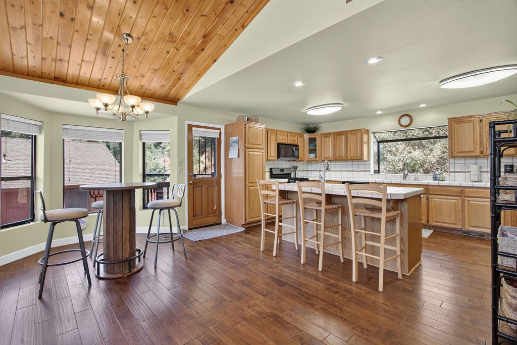 2421 Oakwood Court Property Photo 14