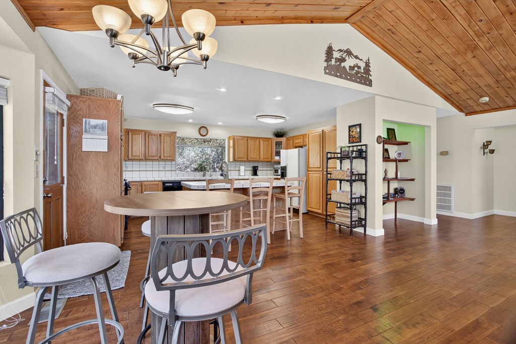 2421 Oakwood Court Property Photo 16