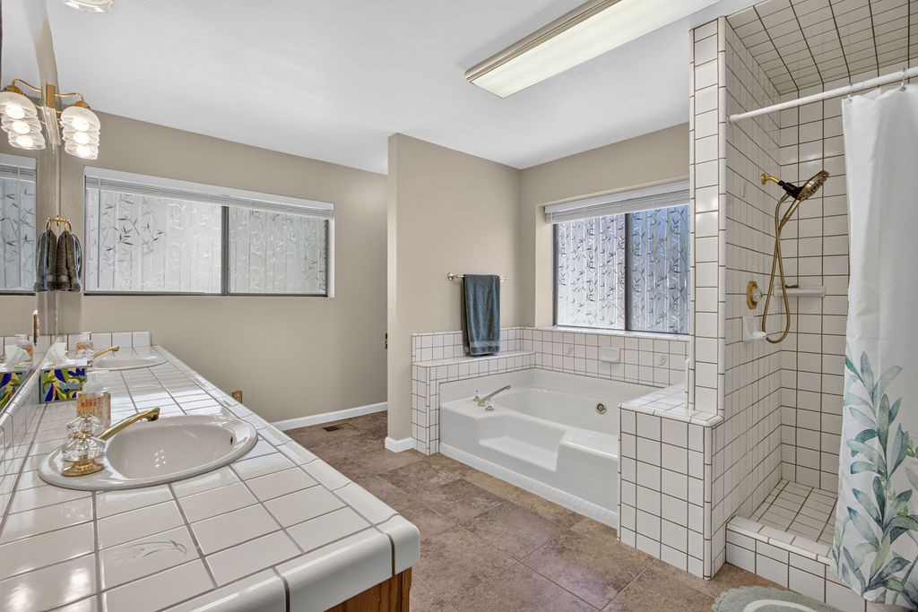 2421 Oakwood Court Property Photo 26