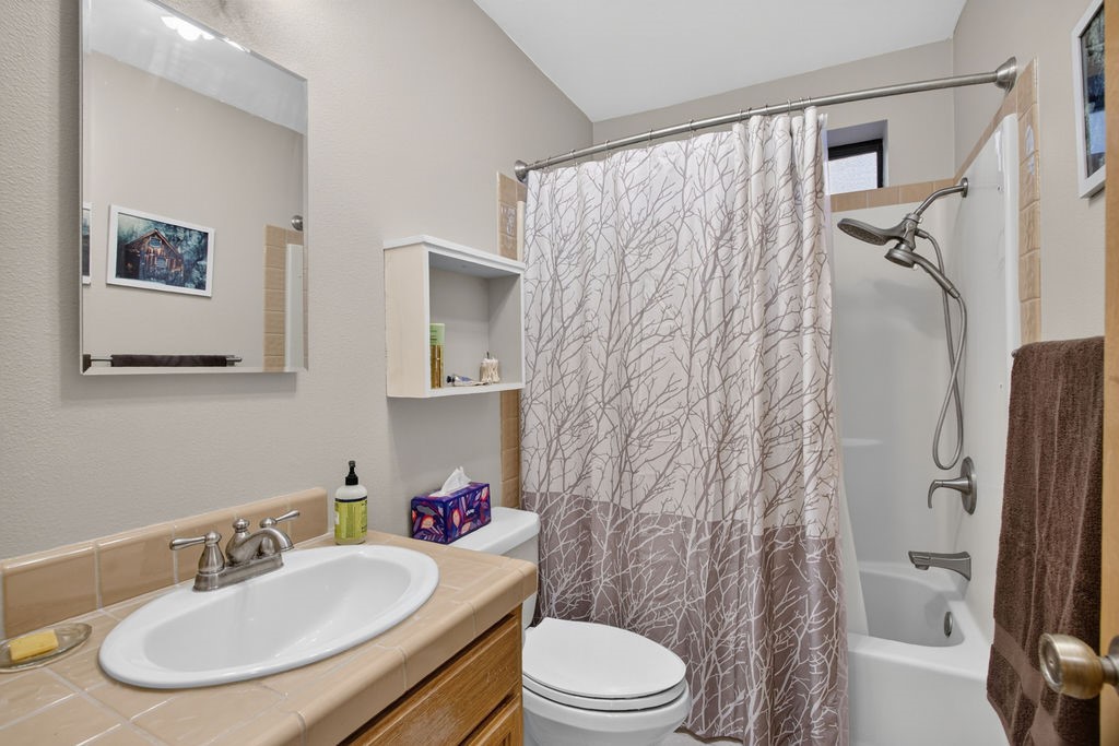 2421 Oakwood Court Property Photo 34
