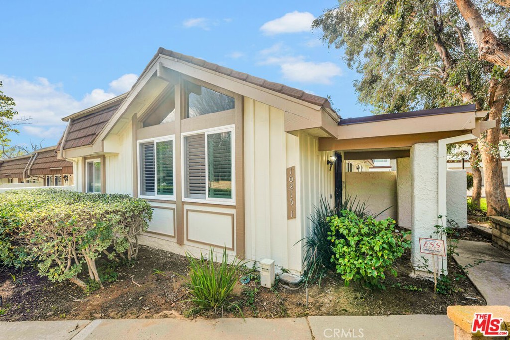 10215 Larwin Property Photo 1