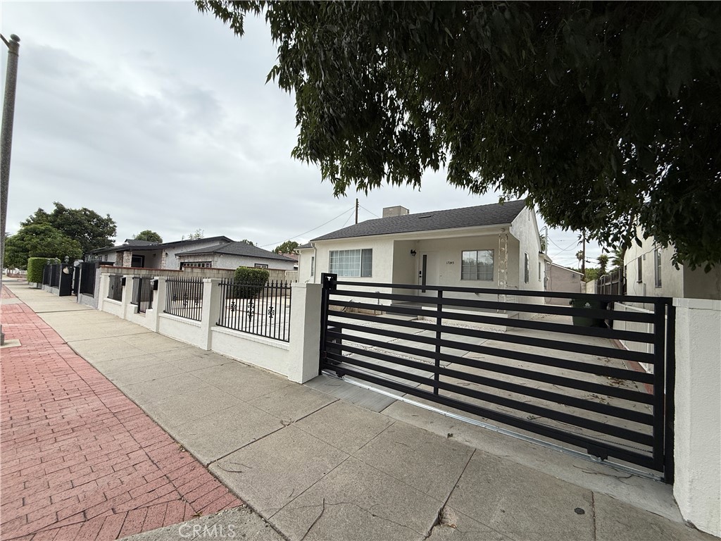 17845 Victory Blvd. Property Photo 2