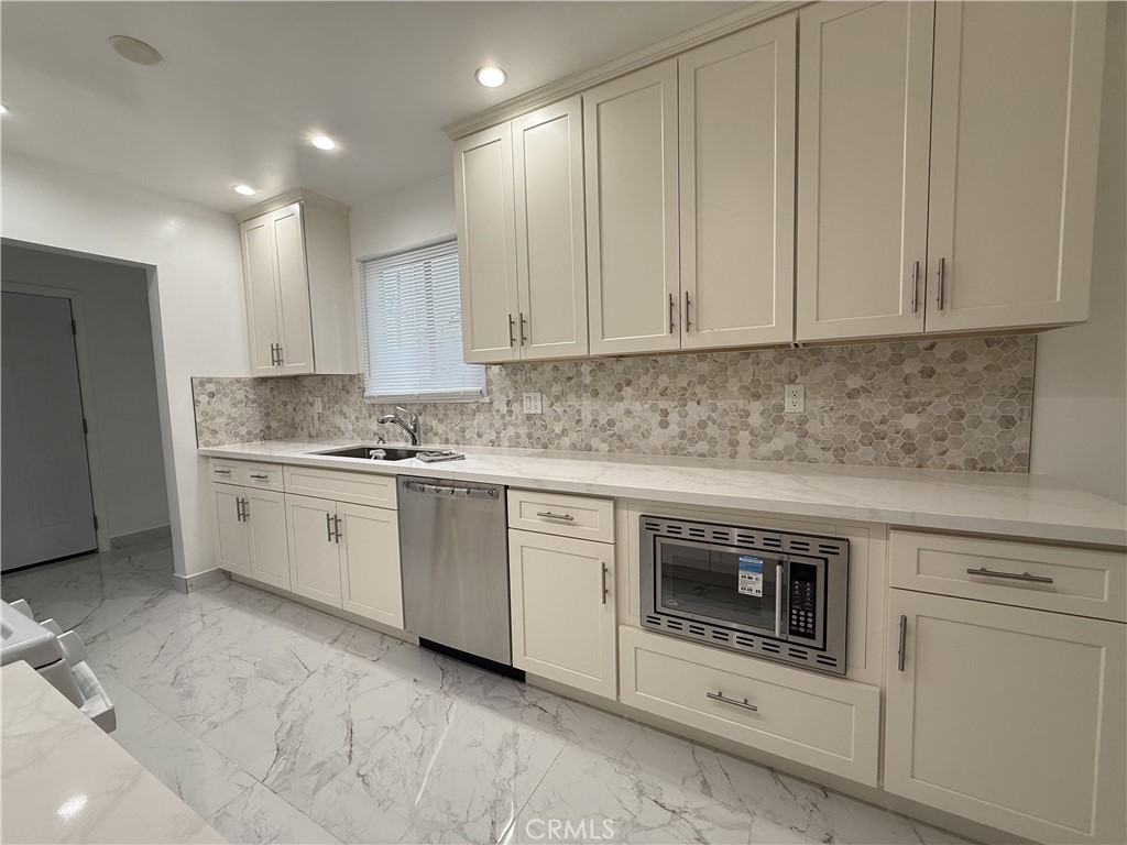 17845 Victory Blvd. Property Photo 3