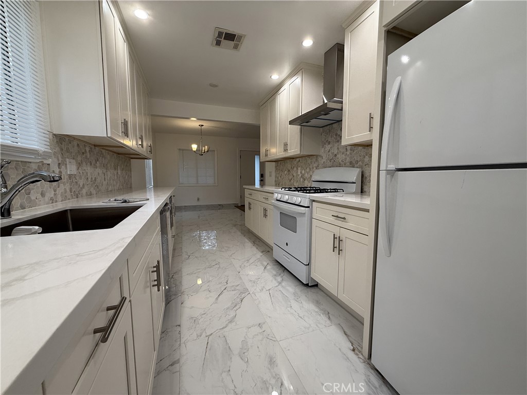 17845 Victory Blvd. Property Photo 4