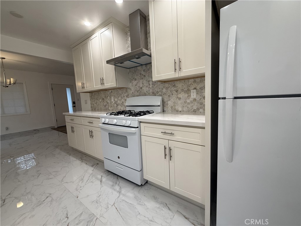 17845 Victory Blvd. Property Photo 5